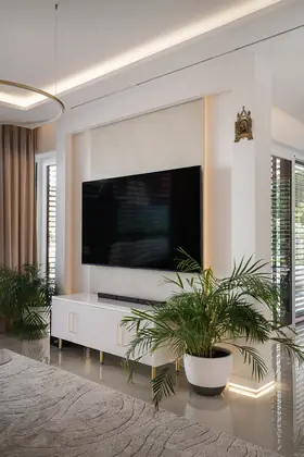 Biała zabudowa salonowa z telewizorem i podświetleniem