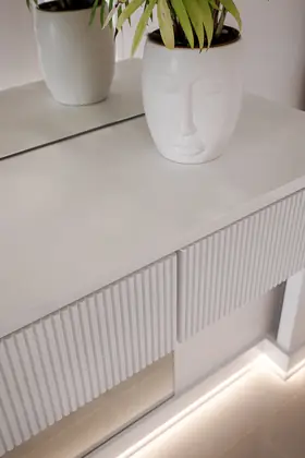 Ryflowany front konsoli z podświetleniem