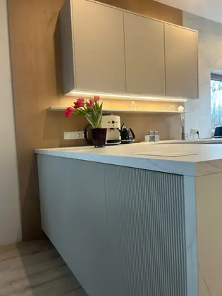 Ryflowany front półwyspu z marmurowym blatem
