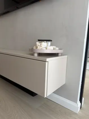 Podwieszana jasna szafka w salonie